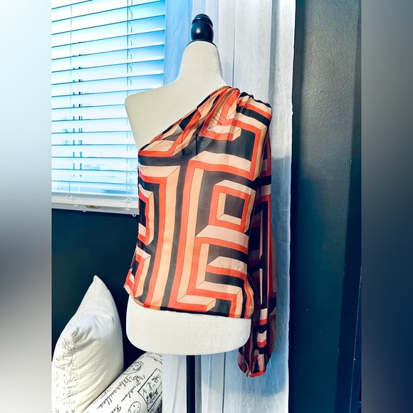 Gianni Versace
Silk Printed Blouse
Size: S I US4, IT40 - Picture 2 of 9